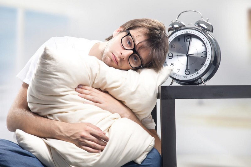 Do khó chịu, đau đớn nên người bị nhiễm khuẩn đường ruột cũng dễ mắc rối loạn giấc ngủ