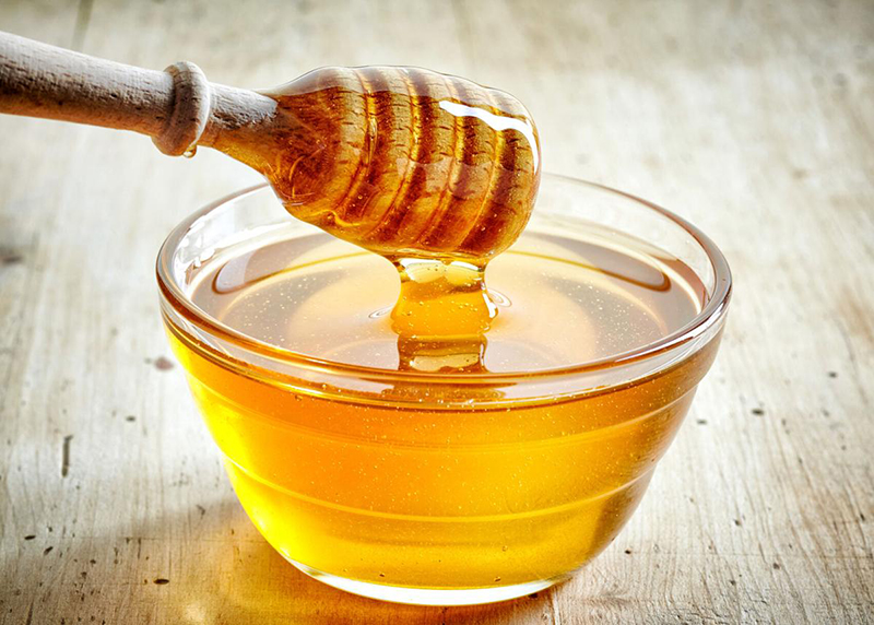 Nhiều người đã trộn mật ong với đường để tạo thành hỗn hợp tẩy tế bào chết cho vùng da ở môi