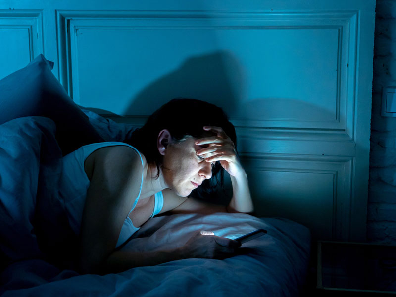 Mọi người không nên sử dụng điện thoại trước khi đi ngủ