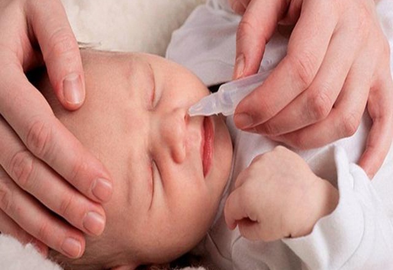 Mẹ có thể nhỏ nước muối để cải thiện tình trạng nghẹt mũi ở trẻ