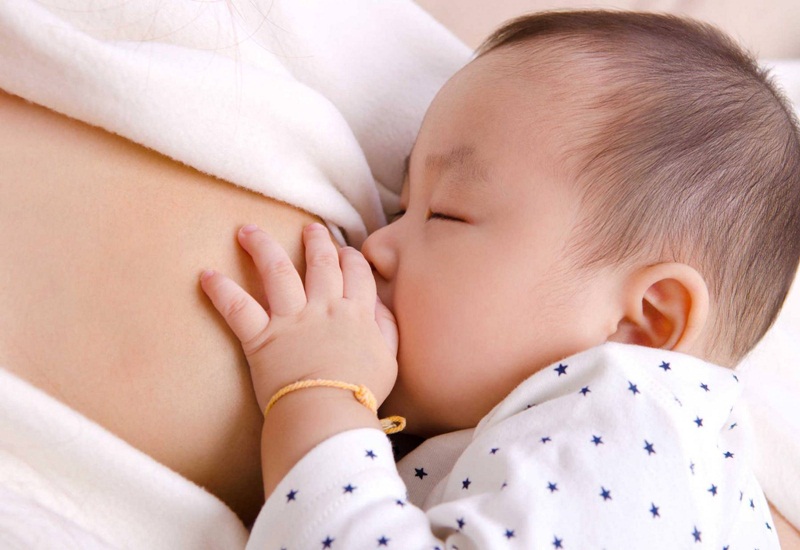 Trẻ có thể bị đi ngoài do bú sữa trước của mẹ