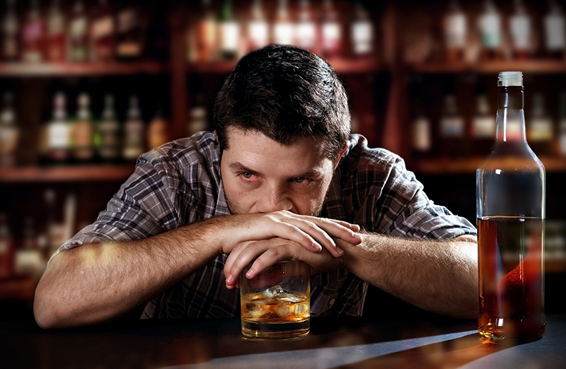 Sử dụng rượu, bia thường xuyên làm tăng nguy cơ loãng xương