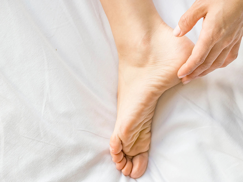 Viêm gân gót cũng có thể gây ra tình trạng đau mỏi bắp chân về đêm