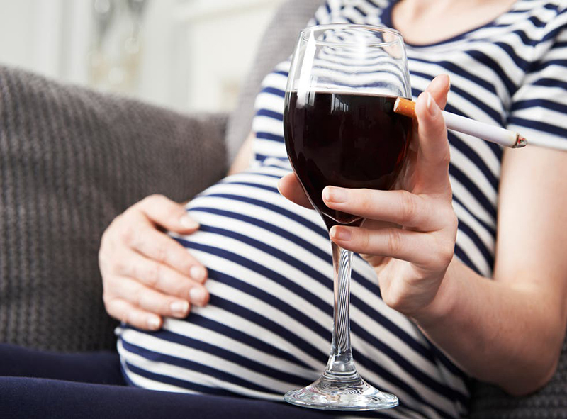 Quá trình phát triển của thai nhi sẽ bị ảnh hưởng, nếu mẹ bầu thường xuyên hút thuốc lá, sử dụng rượu bia nhất là vào ba tháng đầu thai kỳ
