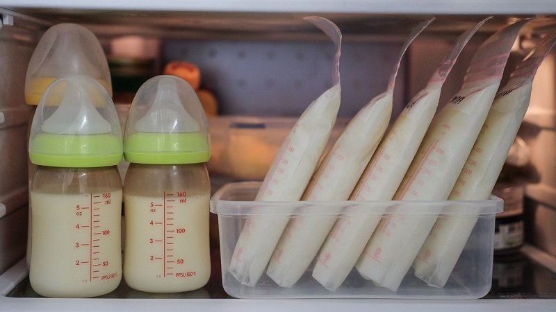 Nhiều mẹ chọn cách bảo quản sữa mẹ trong tủ lạnh hoặc tủ đông để lấy sữa cho con dùng 