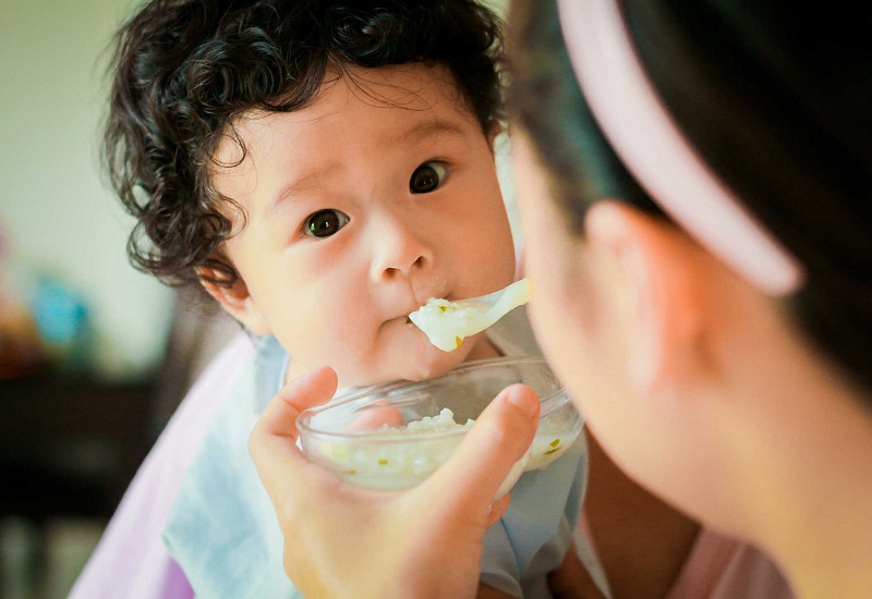 Nên cho trẻ ăn những thức ăn mềm khi trẻ đang sốt