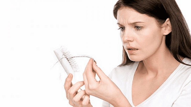 Tóc rụng nhiều ở nữ mỗi khi dùng lược chải khiến chị em lo lắng