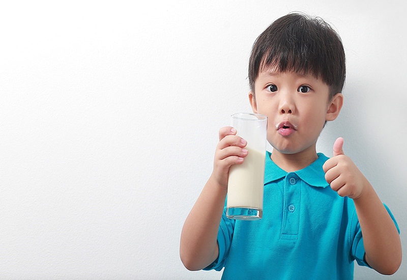 trẻ bao nhiêu tháng tuổi có thể uống sữa tươi