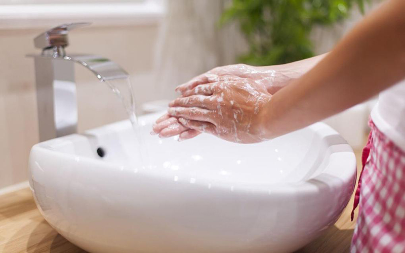 Cần phải rửa sạch tay ngay sau khi tiếp xúc trực tiếp với kiến ba khoang