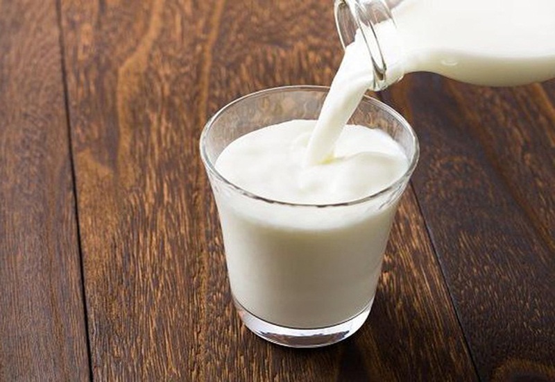 Người mắc bệnh xương khớp nên uống sữa để bổ sung canxi