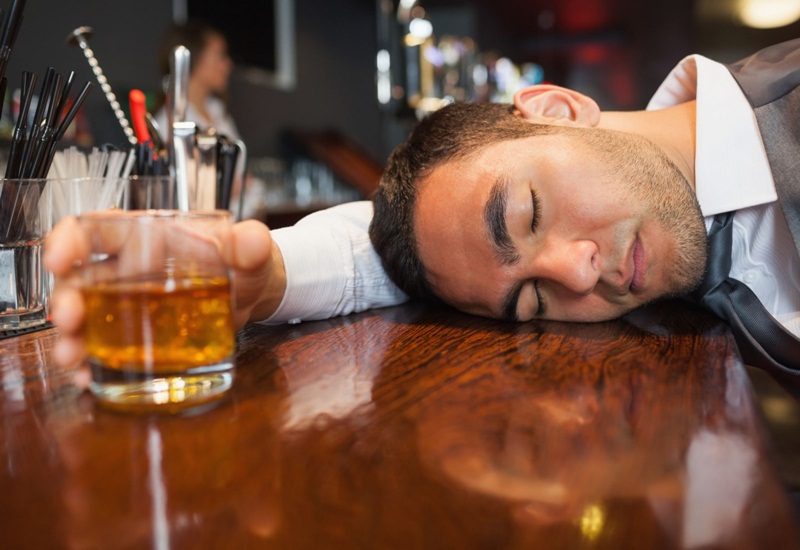 Tránh xa rượu bia để tránh khiến cho tình trạng yếu sinh lý nam trở nên nghiêm trọng hơn