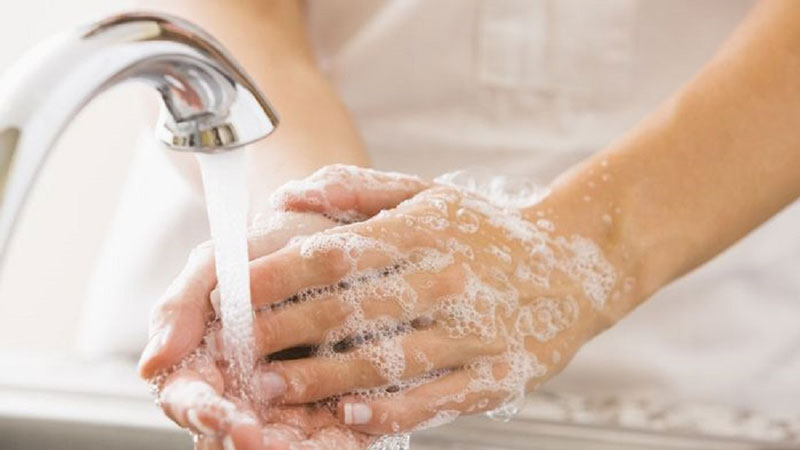 Người mắc OCD sạch sẽ luôn ám ảnh về việc rửa tay trong mọi trường hợp