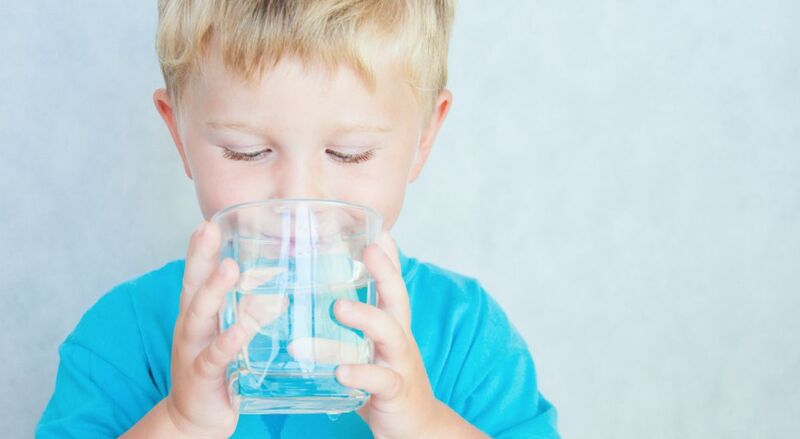 Trẻ nhịn ăn trước khi xét nghiệm nhưng vẫn có thể uống nước