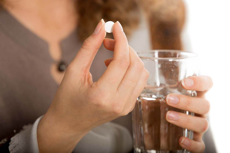 Nếu cổ tử cung chỉ mới bị viêm nhiễm nhẹ thì bạn nên làm sạch vùng kín bằng nước muối và uống thuốc theo chỉ dẫn của bác sĩ