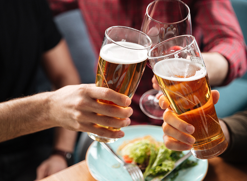 Sử dụng rượu bia thường xuyên là nguyên nhân làm men gan tăng cao