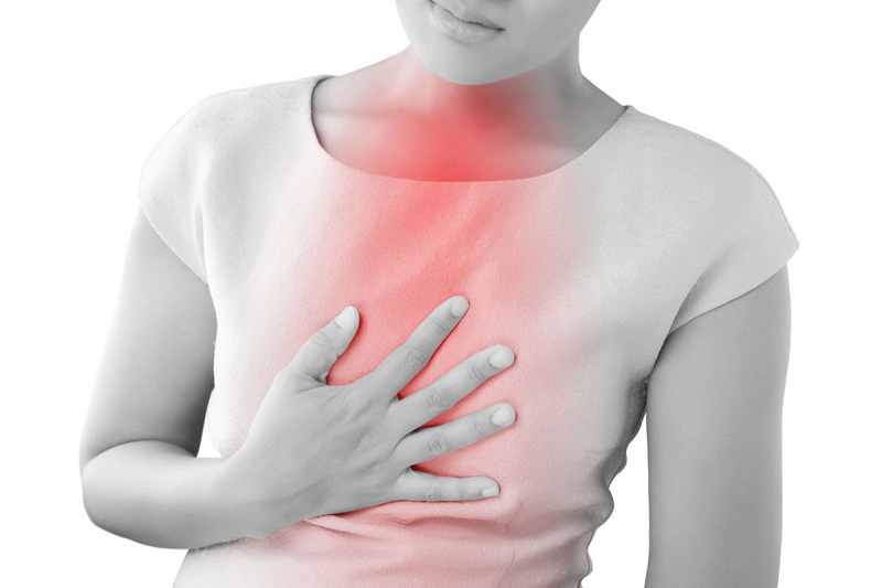 Người bị trào ngược axit dạ dày thường bị ợ chua, ợ hơi, đau tức ngực