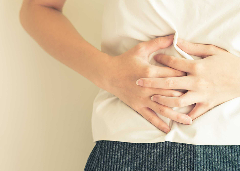 Đau tức bụng tại vùng thượng vị là triệu chứng điển hình của đau dạ dày cấp