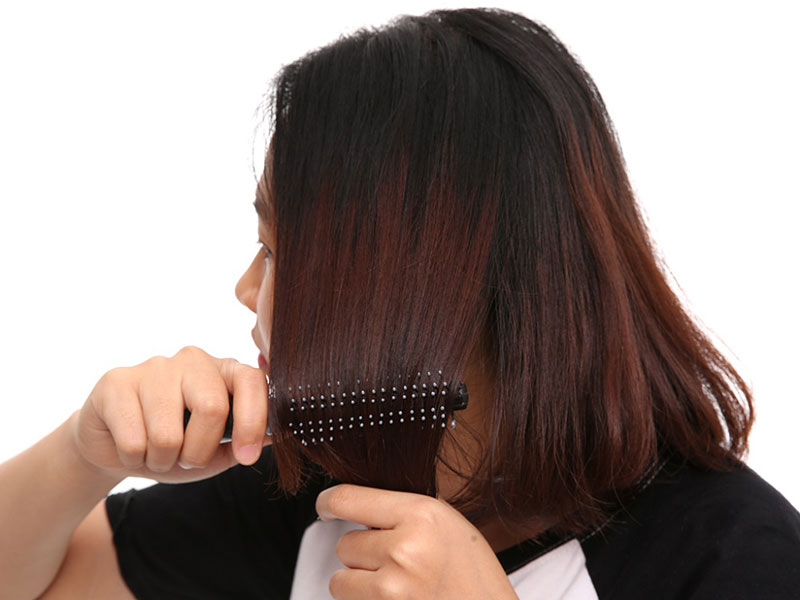 Chải tóc cũng là bài tập để hỗ trợ điều trị sau đột quỵ