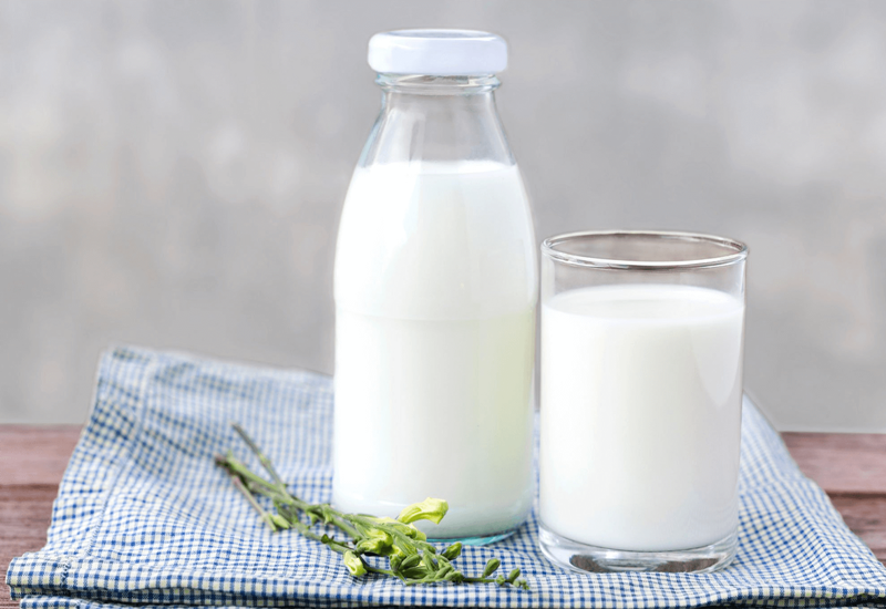 Uống sữa để bổ sung vitamin B12