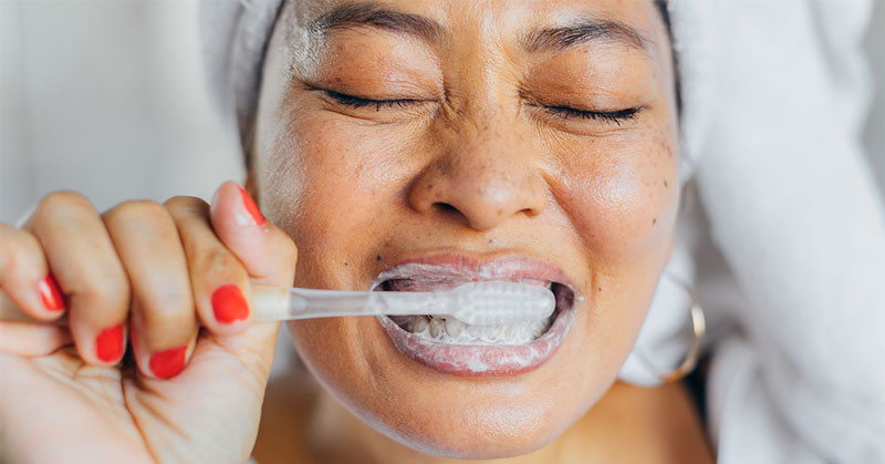 Sau khi điều trị, mọi người nên duy trì thói quen chăm sóc răng miệng