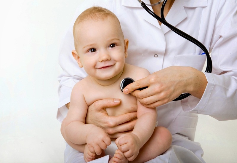 Cho trẻ đi khám và tuân thủ theo hướng dẫn điều trị của bác sĩ