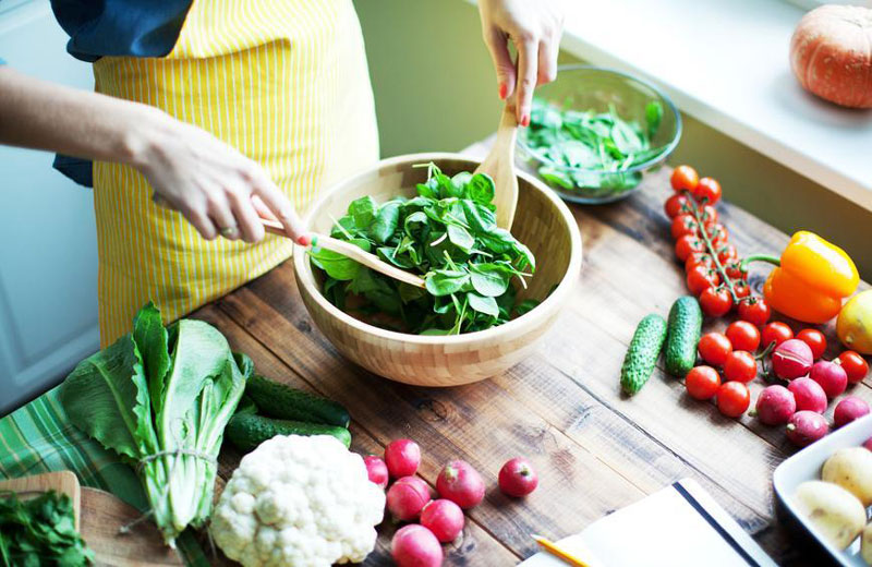 Ăn nhiều rau xanh mỗi ngày để tránh tình trạng hay đau đầu chóng mặt