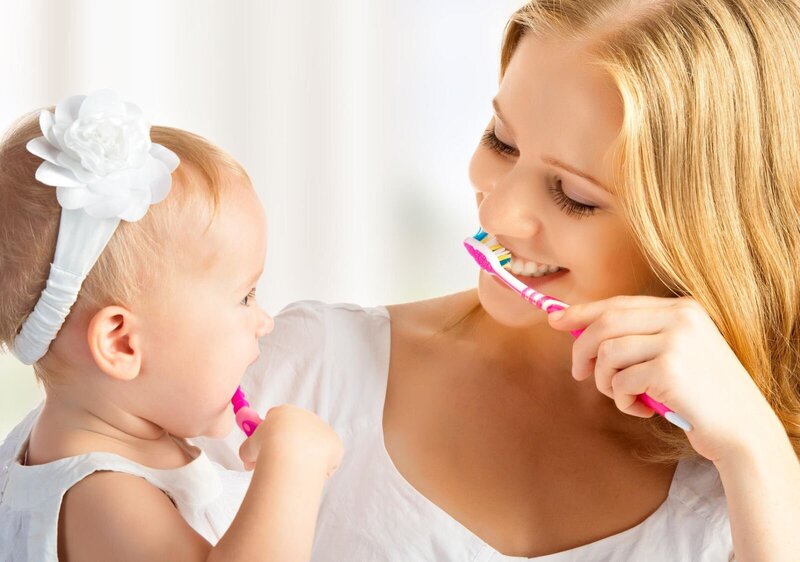 Cha mẹ nên hướng dẫn và giám sát để trẻ đánh răng đúng cách