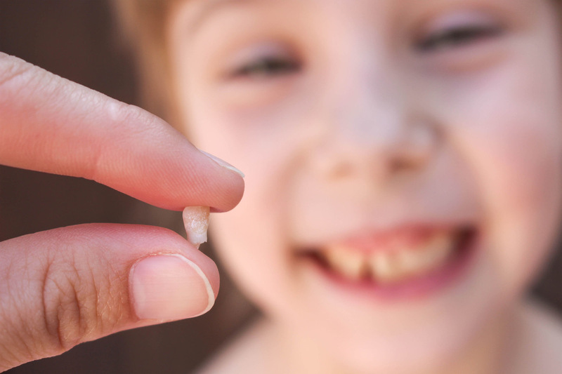 Trẻ thường rụng răng sữa lần đầu vào khoảng 6 tuổi