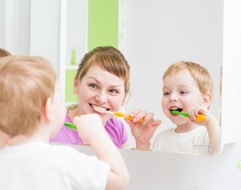 Vệ sinh răng miệng đúng cách phòng ngừa thay răng sớm