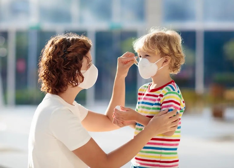 Đeo khẩu trang giúp bảo vệ trẻ tránh tác nhân gây bệnh đường hô hấp