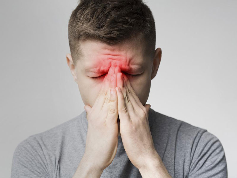 Bệnh nhân viêm mũi dị ứng thường đối mặt với những cơn đau đầu