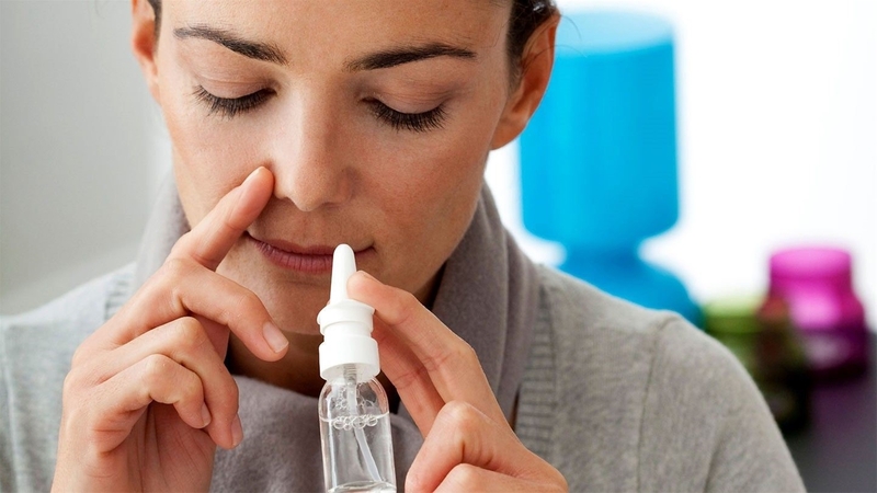 Rửa mũi họng bằng nước muối sinh lý để ngăn ngừa viêm xoang
