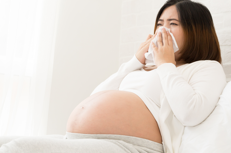 Mẹ bầu có sức đề kháng yếu hơn nên dễ mắc viêm mũi họng hơn