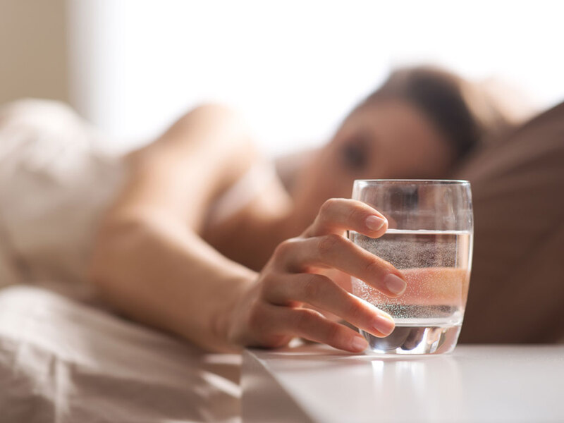 Uống nước ấm có tác dụng làm dịu cổ họng do viêm mũi họng