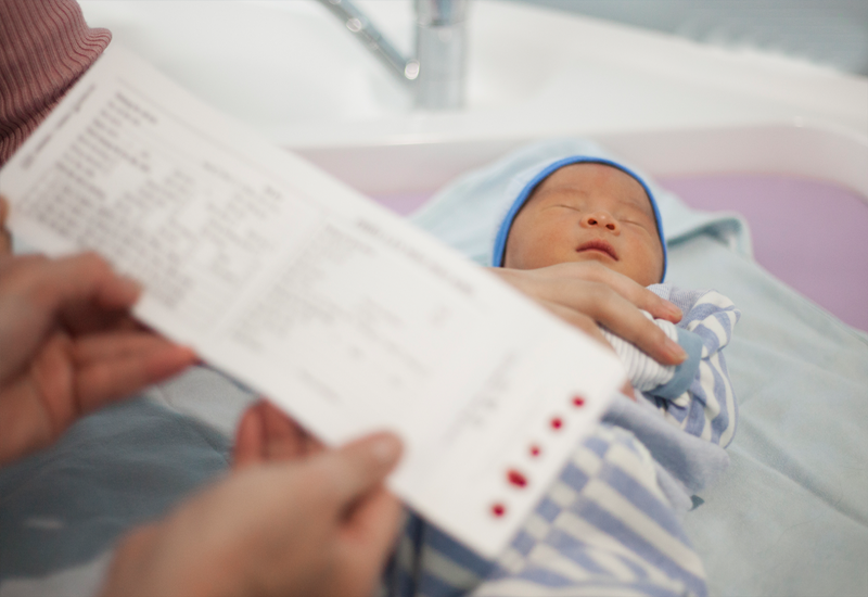 Sàng lọc sơ sinh được thực hiện ngay sau khi trẻ chào đời