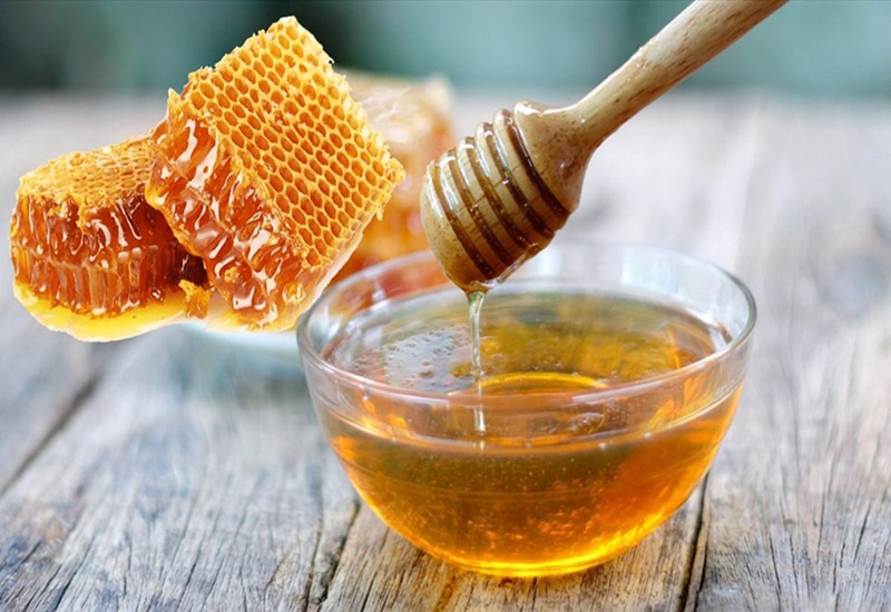 Chữa khô môi tại nhà bằng mật ong