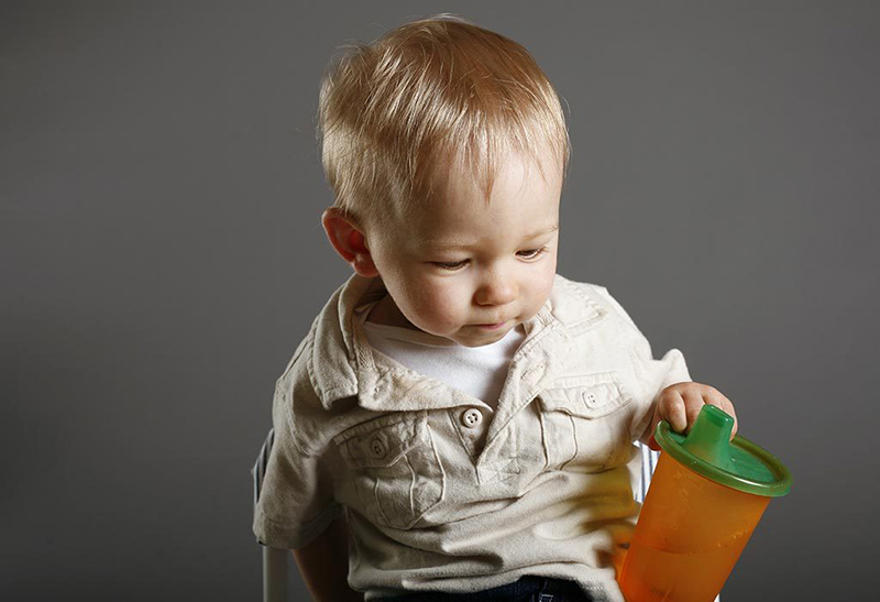 Mẹ nên cho bé uống nhiều nước để tránh tình trạng mất nước