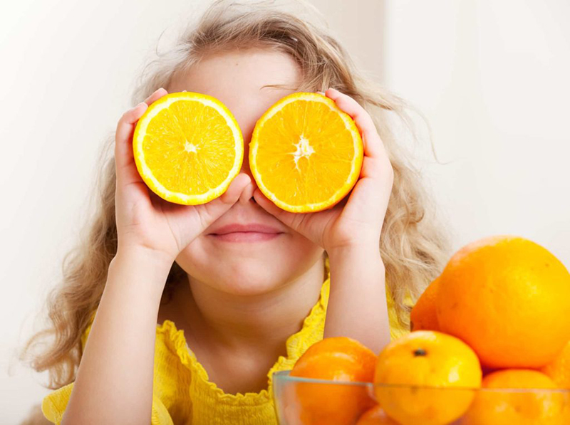 Bổ sung vitamin C hằng ngày cho bé giúp giảm thiểu các biểu hiện của viêm mũi dị ứng