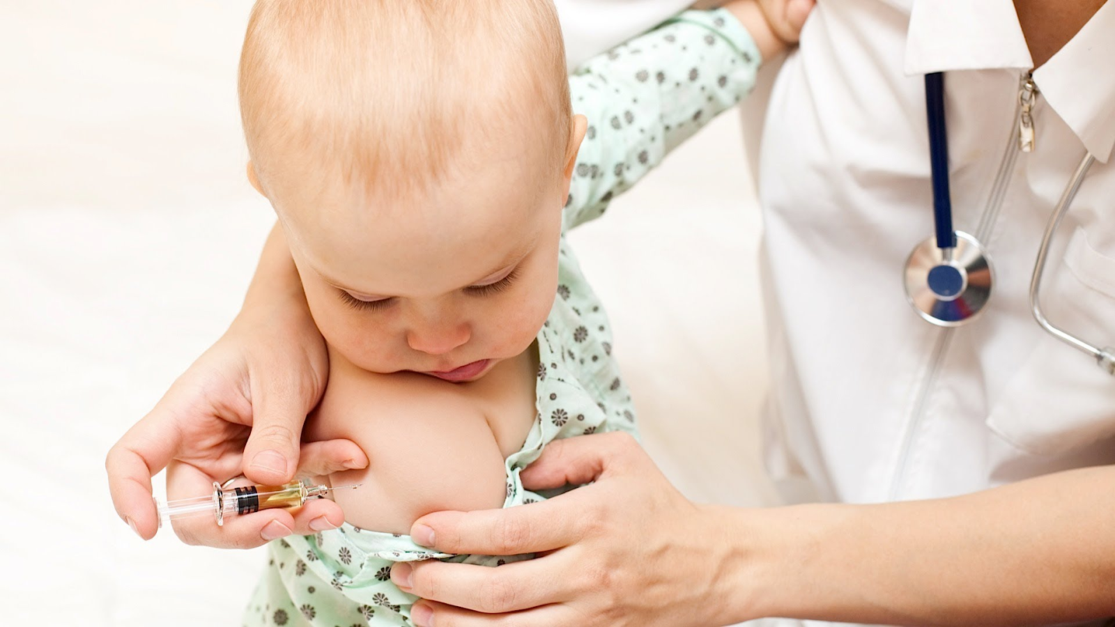 Trẻ sơ sinh cần tiêm phòng vắc xin đầy đủ