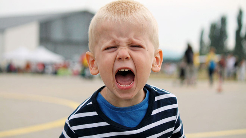 Trẻ khó kiểm soát cảm xúc và rất dễ cáu giận
