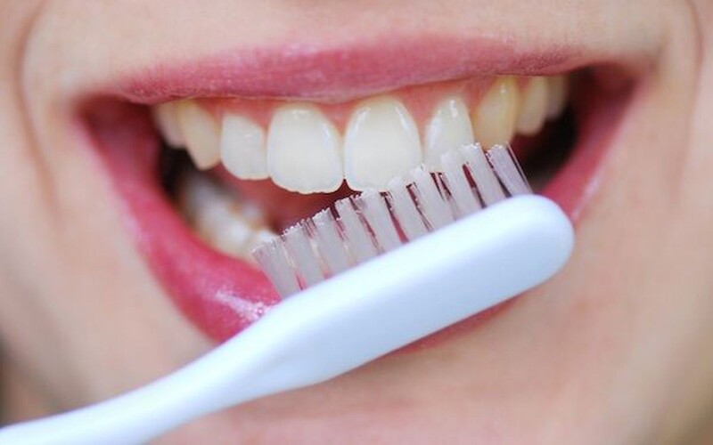 Đánh răng thường không loại bỏ được hoàn toàn cặn thức ăn bám ở kẽ răng