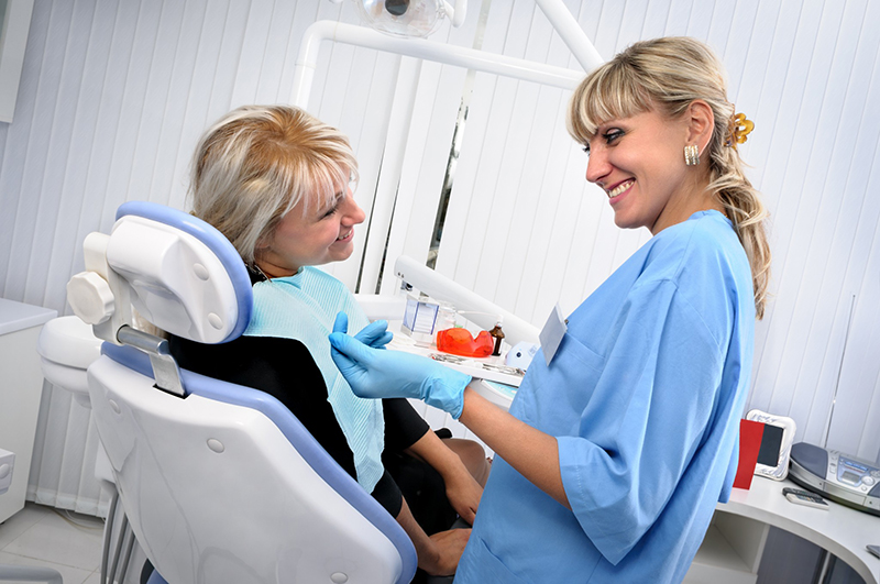 Để niềng răng mang hiệu quả tốt, bạn nên tuân thủ hướng dẫn của nha sĩ về việc vệ sinh răng miệng