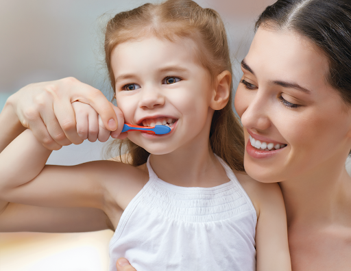 Dùng kem đánh răng chứa Flour giúp phục hồi men răng bị mòn