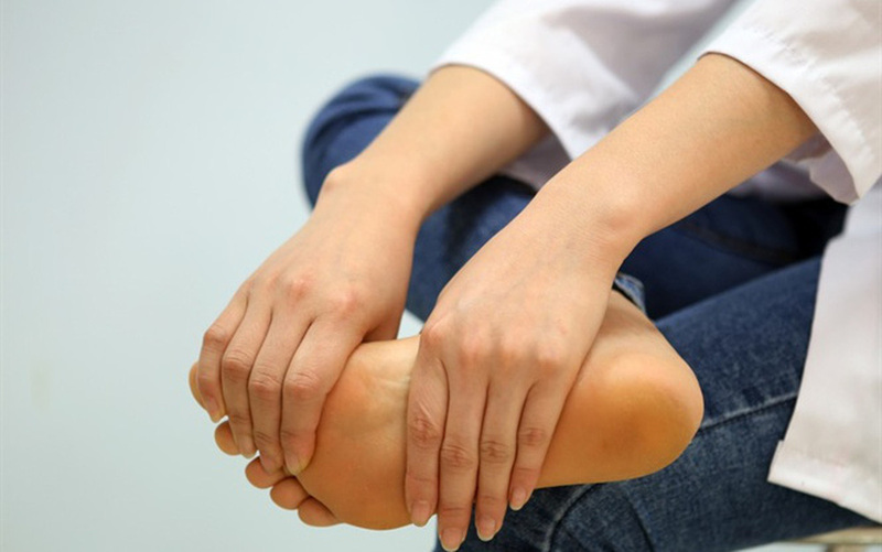 Người bệnh nên nghỉ ngơi, hạn chế vận động mạnh khi bị tê buốt chân tay