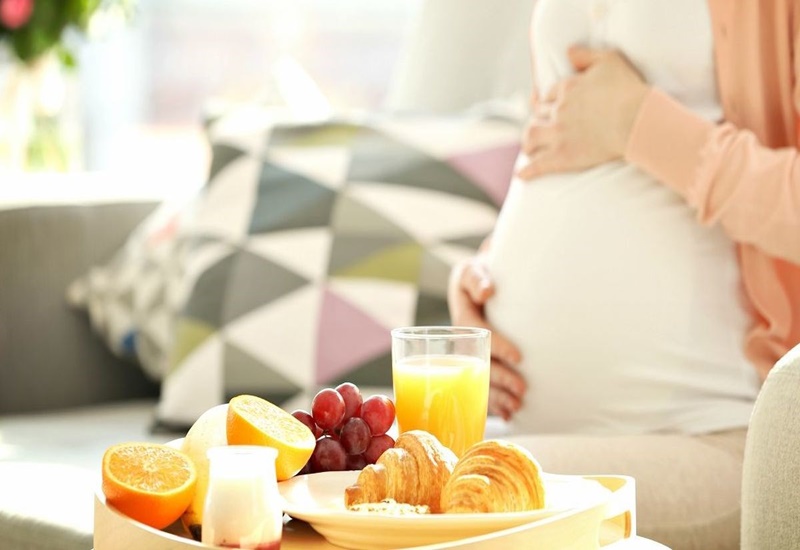 Mẹ bầu bị nhiễm bệnh cần lưu ý bổ sung đầy đủ dưỡng chất để tăng cường sức đề kháng