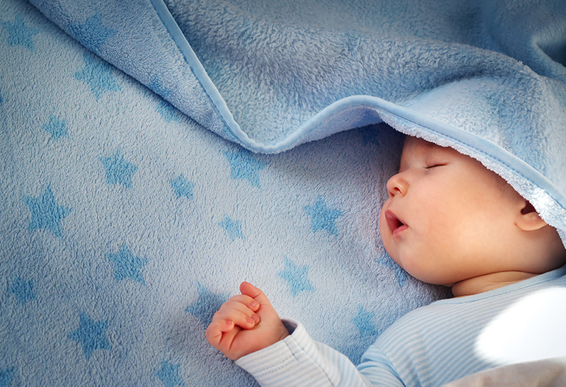 Khi trẻ bị khó ngủ do ngạt mũi, bố mẹ nên thay đổi các tư thế ngủ để trẻ cảm thấy thoải mái hơn