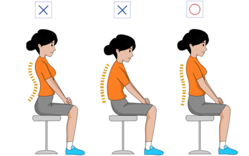 Trẻ gù lưng  có tư thế ngồi khác với bình thường