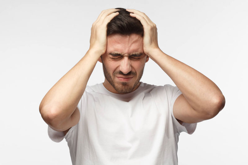 Đa số bệnh nhân đều phải trải qua cơn đau nhức đầu, buồn nôn hoặc chóng mặt