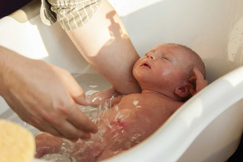 Trẻ viêm phổi vẫn cần tắm rửa để cơ thể thoáng mát, sạch sẽ