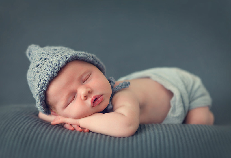 Trẻ giai đoạn 0 - 2 tháng tuổi có thể ngủ 15 - 16 giờ mỗi ngày